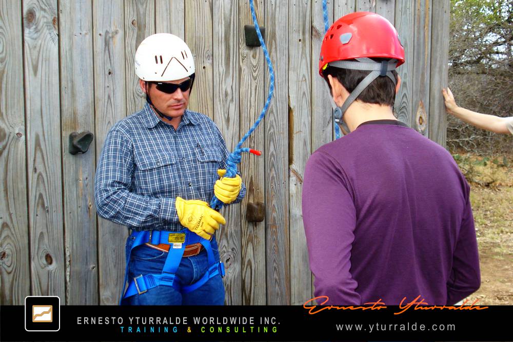 Actividad de cuerdas bajas para desarrollar sinergia en equipos de trabajo