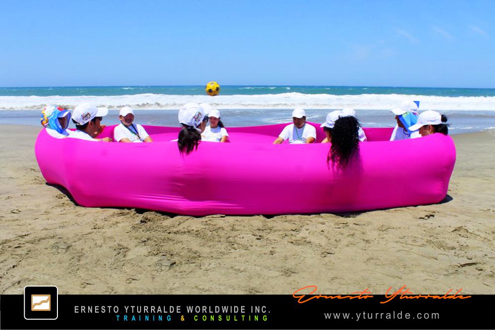 Equipo participando en dinámica de cuerdas bajas para integración grupal