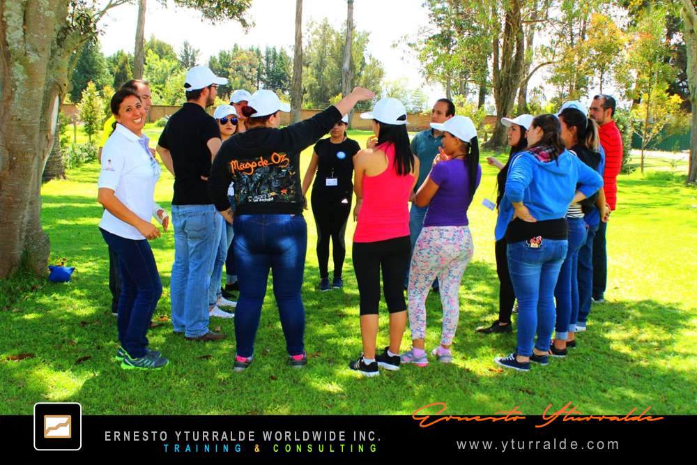 Circuito de cuerdas bajas promoviendo confianza y trabajo en equipo