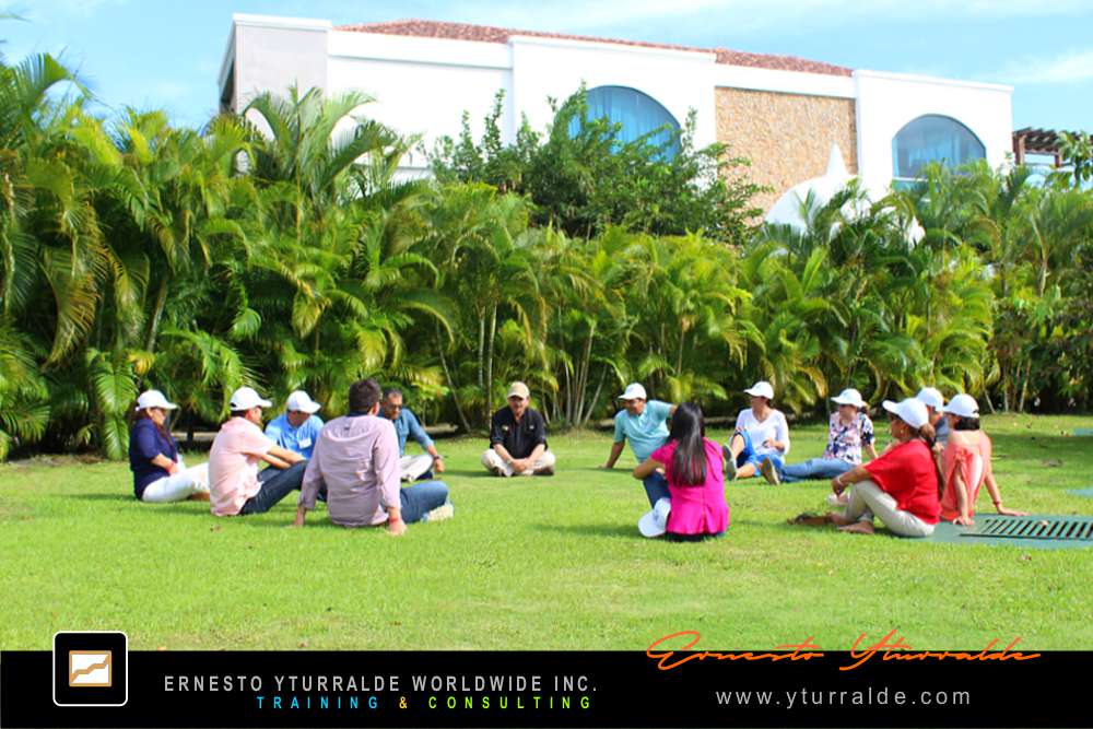 Colaboradores en actividad de cuerdas bajas desarrollando cohesión