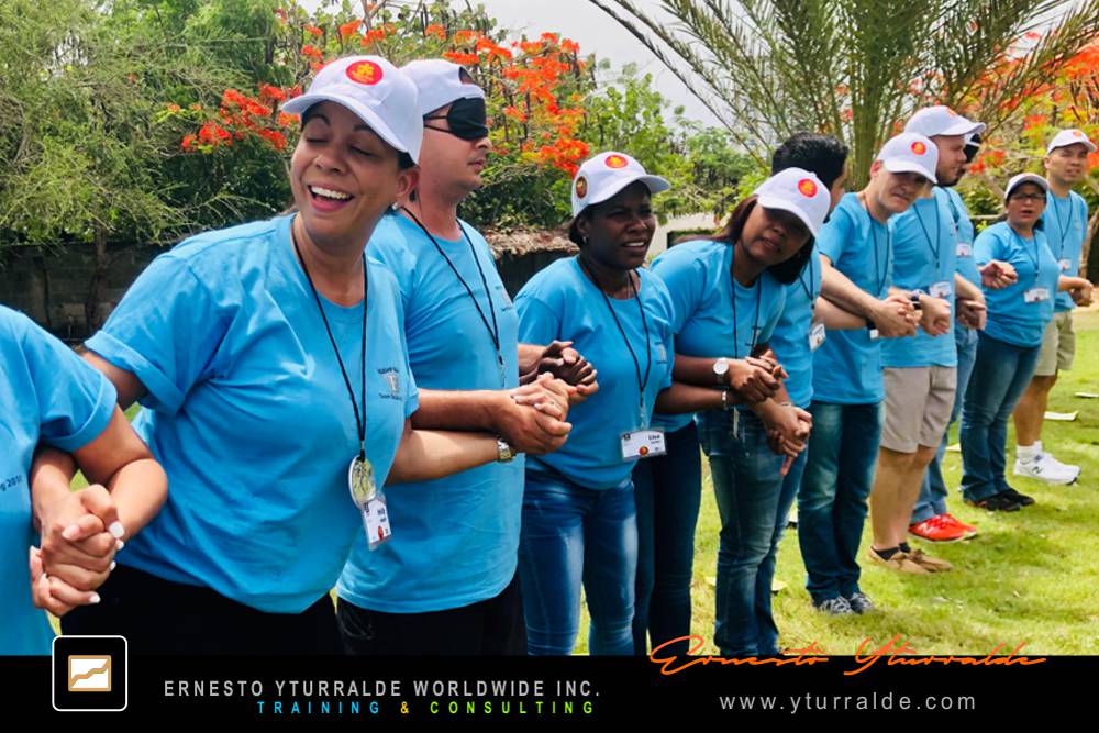 Actividad de cuerdas bajas promoviendo compromiso y cohesión de equipo